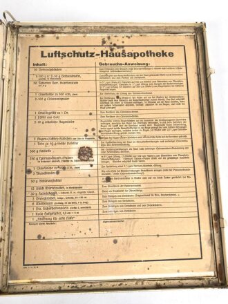 Luftschutz Hausapotheke. Originallack, ungereinigt, die Gebrauchsanweisung mit Druckvermerk von 1941.