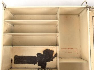 Luftschutz Hausapotheke. Originallack, ungereinigt, die Gebrauchsanweisung mit Druckvermerk von 1941.