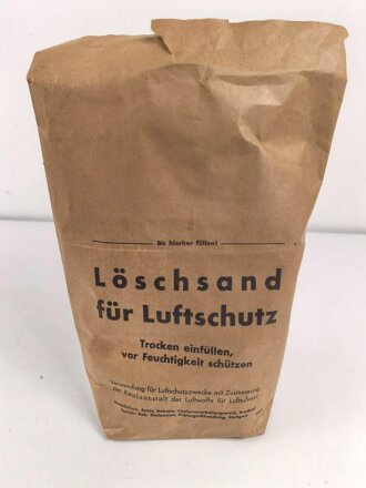 Papiertüte " Löschsand für Luftschutz" Stand so gefüllt auf den Speichern um auf ausbrechende Feuer reagieren zu können.