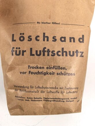 Papiertüte " Löschsand für Luftschutz" Stand so gefüllt auf den Speichern um auf ausbrechende Feuer reagieren zu können.