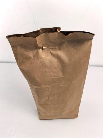 Papiertüte " Löschsand für Luftschutz" Stand so gefüllt auf den Speichern um auf ausbrechende Feuer reagieren zu können.
