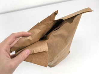 Papiertüte " Löschsand für Luftschutz" Stand so gefüllt auf den Speichern um auf ausbrechende Feuer reagieren zu können.
