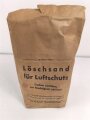 Papiertüte " Löschsand für Luftschutz" Stand so gefüllt auf den Speichern um auf ausbrechende Feuer reagieren zu können.