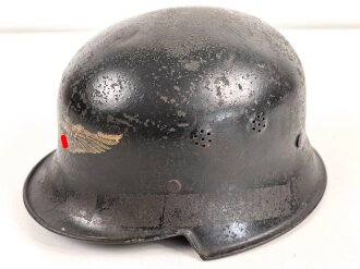 Stahlhelm Luftschutz. In allen Teilen Original und zusammengehörig,  Eher ungewöhnliches Modell, stärkere Gebrauchsspuren