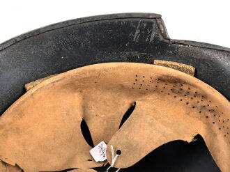 Stahlhelm Luftschutz. In allen Teilen Original und zusammengehörig,  Eher ungewöhnliches Modell, stärkere Gebrauchsspuren