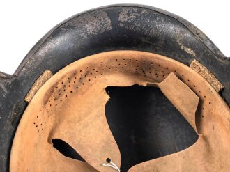 Stahlhelm Luftschutz. In allen Teilen Original und zusammengehörig,  Eher ungewöhnliches Modell, stärkere Gebrauchsspuren