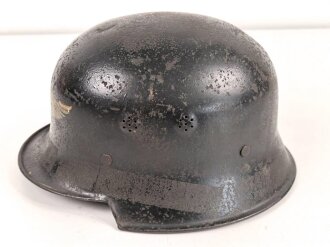 Stahlhelm Luftschutz. In allen Teilen Original und zusammengehörig,  Eher ungewöhnliches Modell, stärkere Gebrauchsspuren