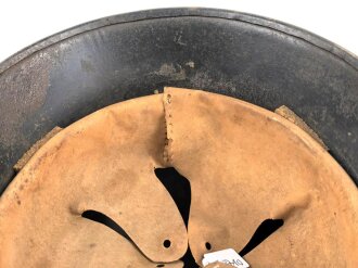 Stahlhelm Luftschutz. In allen Teilen Original und zusammengehörig,  Eher ungewöhnliches Modell, stärkere Gebrauchsspuren