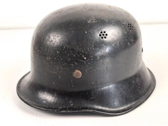 Stahlhelm Luftschutz. In allen Teilen Original und zusammengehörig,  Eher ungewöhnliches Modell, das man eher von der Feuerwehr kennt. Dunkelblauer Originallack