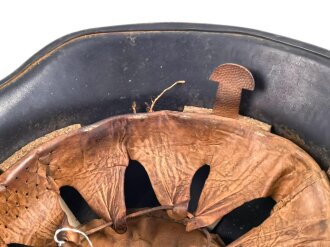 Stahlhelm Luftschutz. In allen Teilen Original und zusammengehörig,  Eher ungewöhnliches Modell, das man eher von der Feuerwehr kennt. Dunkelblauer Originallack