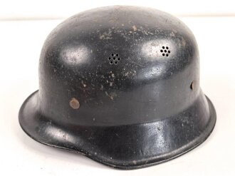 Stahlhelm Luftschutz. In allen Teilen Original und zusammengehörig,  Eher ungewöhnliches Modell, das man eher von der Feuerwehr kennt. Dunkelblauer Originallack