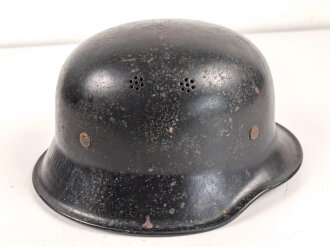 Stahlhelm Luftschutz. In allen Teilen Original und zusammengehörig,  Eher ungewöhnliches Modell, das man eher von der Feuerwehr kennt. Dunkelblauer Originallack