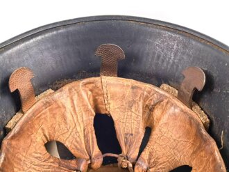 Stahlhelm Luftschutz. In allen Teilen Original und zusammengehörig,  Eher ungewöhnliches Modell, das man eher von der Feuerwehr kennt. Dunkelblauer Originallack