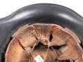 Stahlhelm Luftschutz. In allen Teilen Original und zusammengehörig,  Eher ungewöhnliches Modell, das man eher von der Feuerwehr kennt. Dunkelblauer Originallack