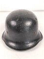 Stahlhelm Luftschutz. In allen Teilen Original und zusammengehörig,  Eher ungewöhnliches Modell, das man eher von der Feuerwehr kennt. Dunkelblauer Originallack