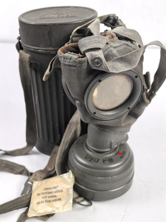 Luftschutz / Werkschutz. Gasmaske Modell 1930, ausführung als S-Maske für den Luftschutz. Datiert 1942, in sehr gutem Zustand. Filtereinsatz 41 ebenfalls datiert 1942. In sehr gut erhaltener "Dräger Werke" Bereitschaftsbüchse