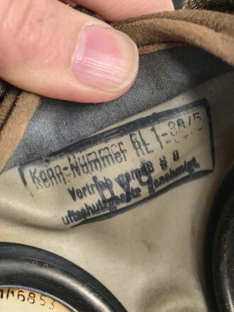Luftschutz / Werkschutz. Gasmaske Modell 1930, ausführung als S-Maske für den Luftschutz. Datiert 1942, in sehr gutem Zustand. Filtereinsatz 41 ebenfalls datiert 1942. In sehr gut erhaltener "Dräger Werke" Bereitschaftsbüchse