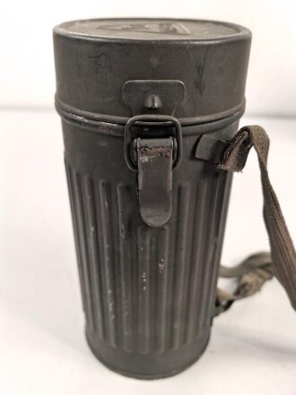 Luftschutz / Werkschutz. Gasmaske Modell 1930, ausführung als S-Maske für den Luftschutz. Datiert 1942, in sehr gutem Zustand. Filtereinsatz 41 ebenfalls datiert 1942. In sehr gut erhaltener "Dräger Werke" Bereitschaftsbüchse