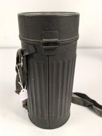 Luftschutz / Werkschutz. Gasmaske Modell 1930, ausführung als S-Maske für den Luftschutz. Datiert 1942, in sehr gutem Zustand. Filtereinsatz 41 ebenfalls datiert 1942. In sehr gut erhaltener "Dräger Werke" Bereitschaftsbüchse