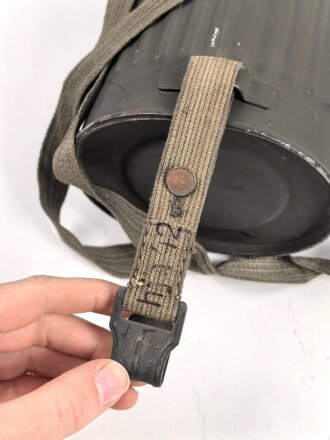 Luftschutz / Werkschutz. Gasmaske Modell 1930, ausführung als S-Maske für den Luftschutz. Datiert 1942, in sehr gutem Zustand. Filtereinsatz 41 ebenfalls datiert 1942. In sehr gut erhaltener "Dräger Werke" Bereitschaftsbüchse