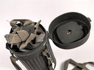 Luftschutz / Werkschutz. Gasmaske Modell 1930, ausführung als S-Maske für den Luftschutz. Datiert 1942, in sehr gutem Zustand. Filtereinsatz 41 ebenfalls datiert 1942. In sehr gut erhaltener "Dräger Werke" Bereitschaftsbüchse