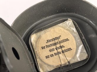 Luftschutz / Werkschutz. Gasmaske Modell 1930, ausführung als S-Maske für den Luftschutz. Datiert 1942, in sehr gutem Zustand. Filtereinsatz 41 ebenfalls datiert 1942. In sehr gut erhaltener "Dräger Werke" Bereitschaftsbüchse