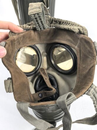 Luftschutz / Werkschutz. Gasmaske Modell 1930, ausführung als S-Maske für den Luftschutz. Datiert 1942, in sehr gutem Zustand. Filtereinsatz 41 ebenfalls datiert 1942. In sehr gut erhaltener "Dräger Werke" Bereitschaftsbüchse