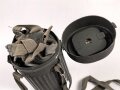 Luftschutz / Werkschutz. Gasmaske Modell 1930, ausführung als S-Maske für den Luftschutz. Datiert 1942, in sehr gutem Zustand. Filtereinsatz 41 ebenfalls datiert 1942. In sehr gut erhaltener "Dräger Werke" Bereitschaftsbüchse