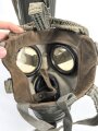 Luftschutz / Werkschutz. Gasmaske Modell 1930, ausführung als S-Maske für den Luftschutz. Datiert 1942, in sehr gutem Zustand. Filtereinsatz 41 ebenfalls datiert 1942. In sehr gut erhaltener "Dräger Werke" Bereitschaftsbüchse
