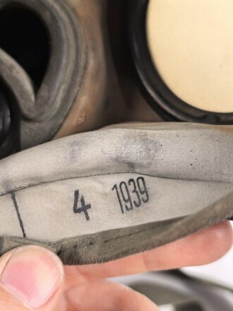 Luftschutz ,  Gasmaske Modell 1930, Ausführung als S-Maske für den Luftschutz. Datiert 1939. Filtereinsatz 41 ebenfalls datiert 1939. In " Auer" Bereitschaftsbüchse