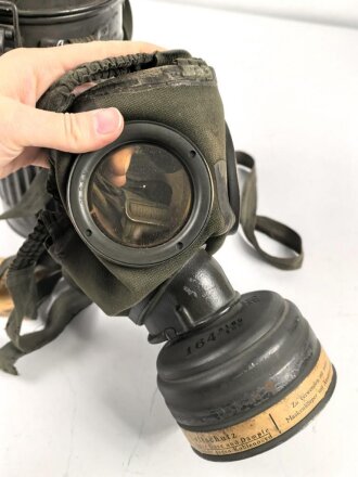 Luftschutz ,  Gasmaske Modell 1930, Ausführung als S-Maske für den Luftschutz. Datiert 1939. Filtereinsatz 41 ebenfalls datiert 1939. In " Auer" Bereitschaftsbüchse