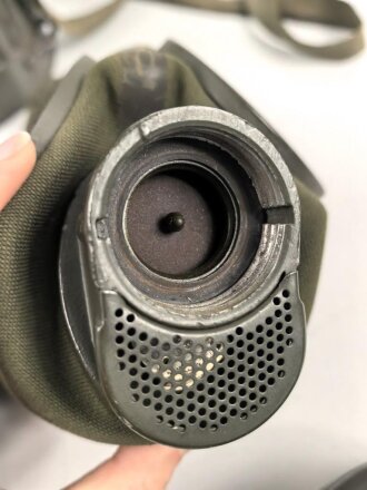 Luftschutz ,  Gasmaske Modell 1930, Ausführung als S-Maske für den Luftschutz. Datiert 1939. Filtereinsatz 41 ebenfalls datiert 1939. In " Auer" Bereitschaftsbüchse