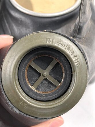 Luftschutz Volksgasmaske 40 in Bereitschaftsbüchse aus Preßpappe "Original Vupa" Guter Zustand, original lackierte Dose