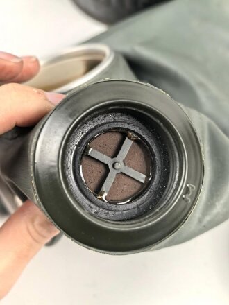 Luftschutz , Volksgasmaske 37 in Bereitschaftsbüchse aus blau lackiertem Blech