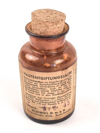 Glasflasche "Hautentgiftungssalbe" datiert 1943. Gesamthöhe 9,5cm