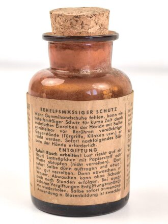 Glasflasche "Hautentgiftungssalbe" datiert 1943. Gesamthöhe 9,5cm
