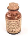 Glasflasche "Hautentgiftungssalbe" datiert 1943. Gesamthöhe 9,5cm
