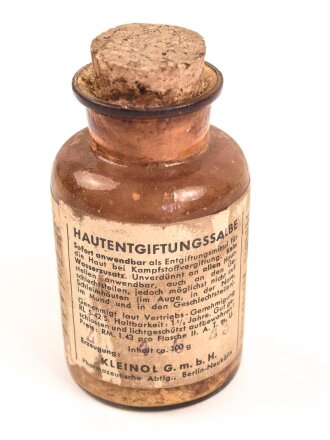 Glasflasche "Hautentgiftungssalbe" datiert 1943. Gesamthöhe 9,5cm