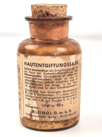 Glasflasche "Hautentgiftungssalbe" datiert 1943. Gesamthöhe 9,5cm