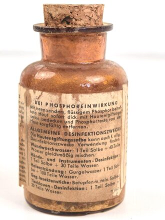Glasflasche "Hautentgiftungssalbe" datiert 1943. Gesamthöhe 9,5cm