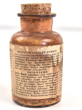 Glasflasche "Hautentgiftungssalbe" datiert 1943. Gesamthöhe 9,5cm