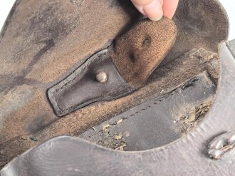 Koffertasche zur Pistole P08 der Wehrmacht. Ungereinigtes Stück, die Koppelschlaufen in alter Zeit repariert, eine davon defekt.