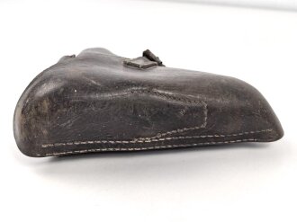Koffertasche zur Pistole P08 der Wehrmacht. Ungereinigtes Stück, die Koppelschlaufen in alter Zeit repariert, eine davon defekt.