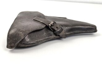 Koffertasche zur Pistole P08 der Wehrmacht. Ungereinigtes Stück, die Koppelschlaufen in alter Zeit repariert, eine davon defekt.