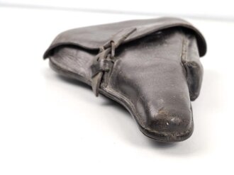 Koffertasche zur Pistole P08 der Wehrmacht. Ungereinigtes Stück, die Koppelschlaufen in alter Zeit repariert, eine davon defekt.