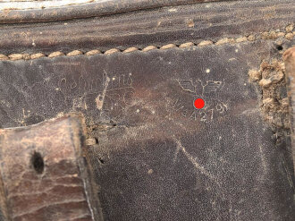 Koffertasche zur Pistole P08 der Wehrmacht. Ungereinigtes Stück, die Koppelschlaufen in alter Zeit repariert, eine davon defekt.