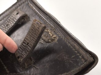 Koffertasche zur Pistole P08 der Wehrmacht. Ungereinigtes Stück, die Koppelschlaufen in alter Zeit repariert, eine davon defekt.