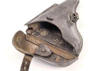Koffertasche zur Pistole P08 der Wehrmacht. Ungereinigtes Stück, die Koppelschlaufen in alter Zeit repariert, eine davon defekt.