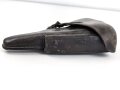 Koffertasche zur Pistole P08 der Wehrmacht. Ungereinigtes Stück, die Koppelschlaufen in alter Zeit repariert, eine davon defekt.