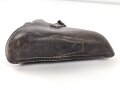 Koffertasche zur Pistole P08 der Wehrmacht. Ungereinigtes Stück, die Koppelschlaufen in alter Zeit repariert, eine davon defekt.